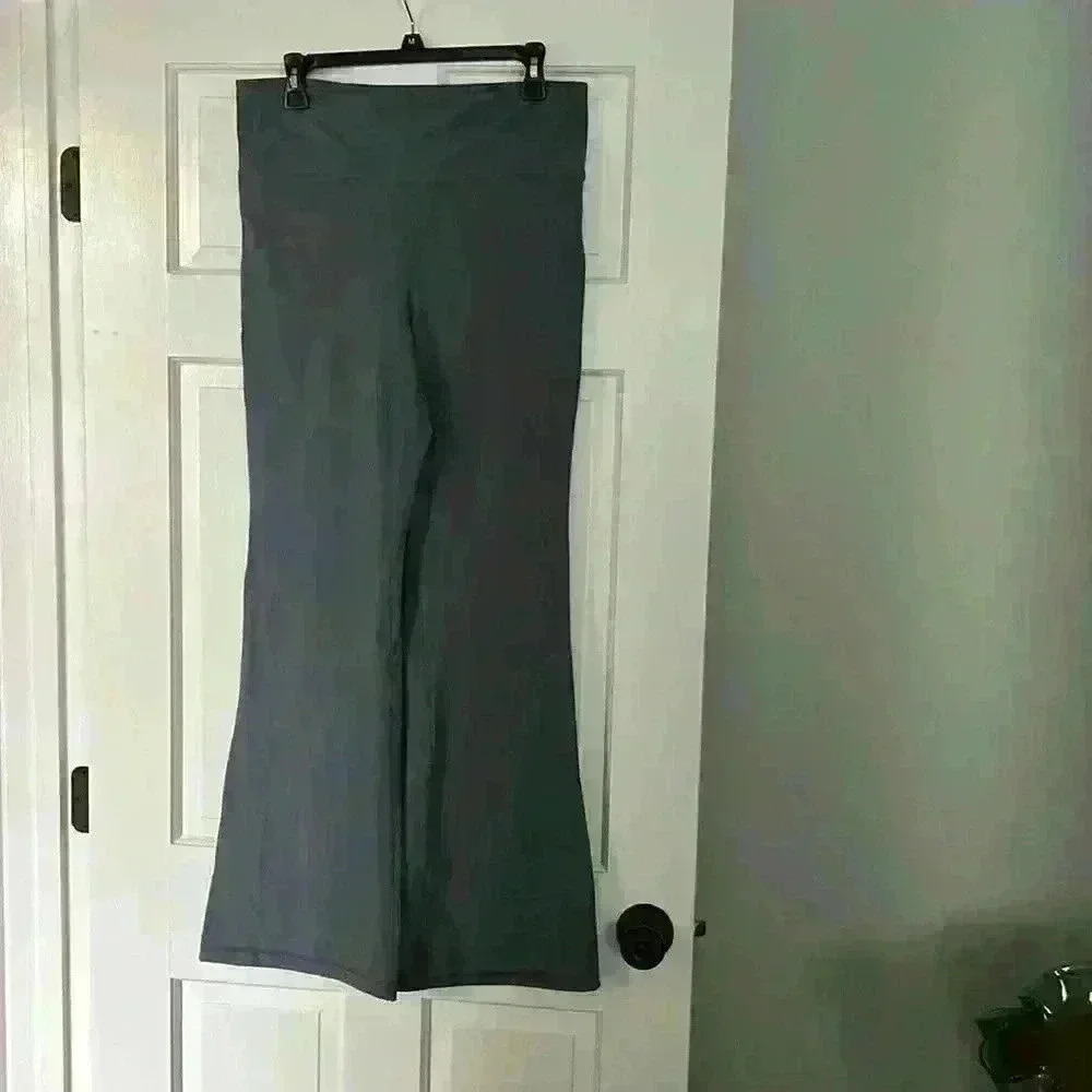 Gray Gapfit studio sky high flare workout pants size L
